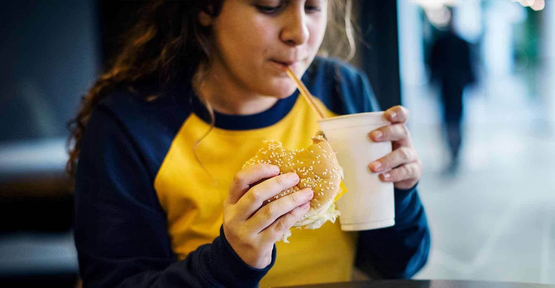 Pummelige Kinder im Grundschulalter